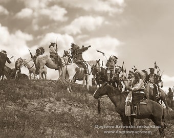 Planification d'un raid, photographie de grande réimpression restaurée professionnellement de chevaux amérindiens vintage OGLALA SIOUX WARRIORS Riding Horses