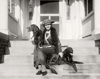 Restaurierte 1920er Fotografie: Frau mit Flat-Coated Retrievern (Digitaler Download)
