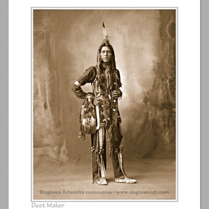 Dust Maker, grande photographie de réimpression restaurée professionnellement du guerrier Ponca indien amérindien vintage en vêtements de cérémonie image 2