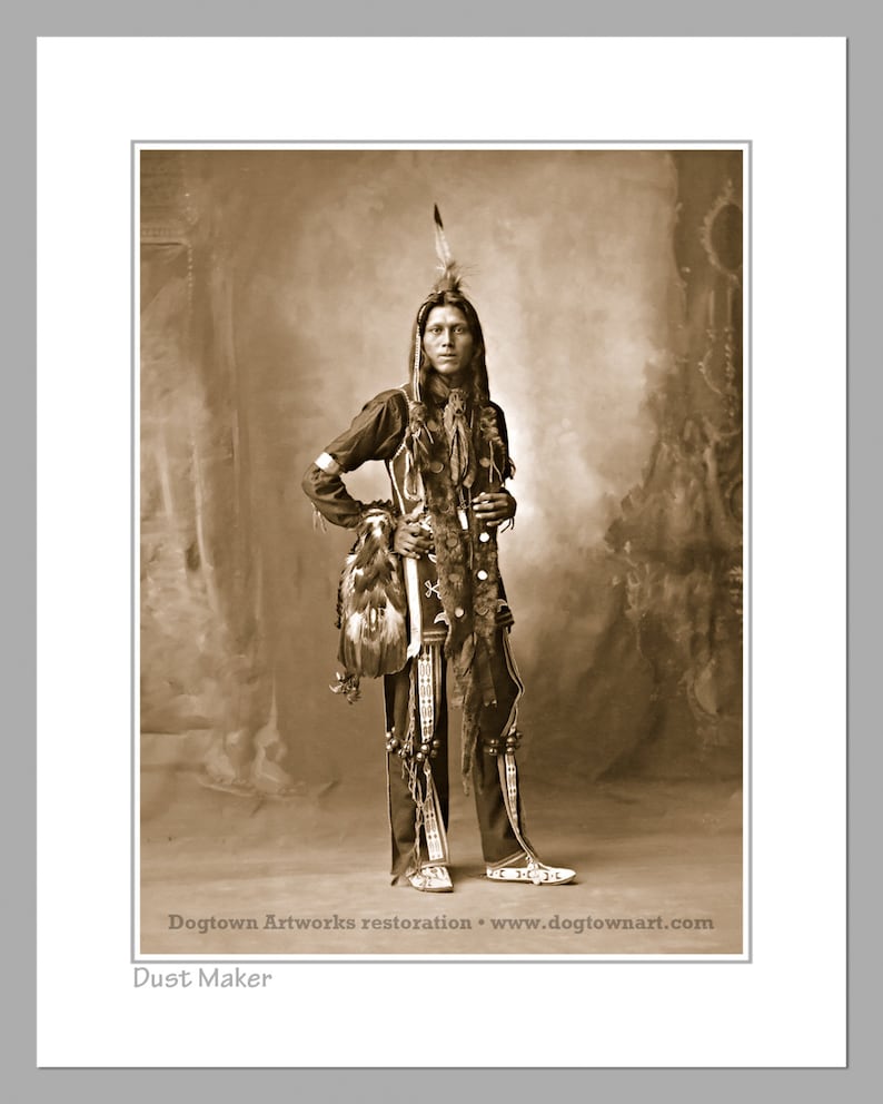 Dust Maker, grande photographie de réimpression restaurée professionnellement du guerrier Ponca indien amérindien vintage en vêtements de cérémonie image 2