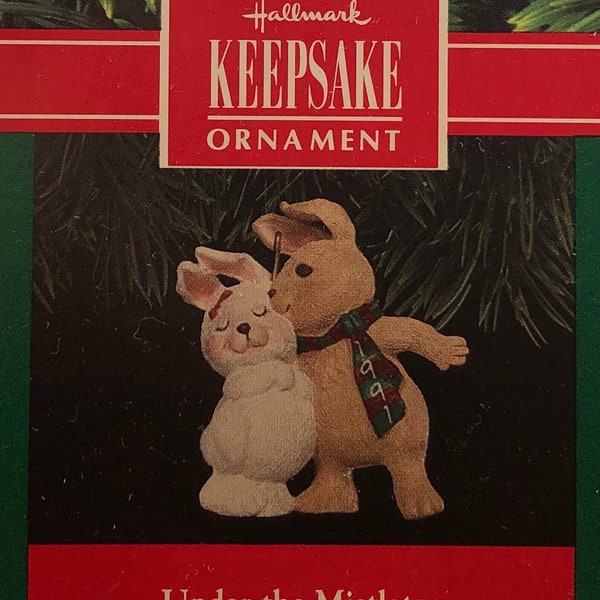 1991 Vintage Hallmark Keepsake Ornamento bajo el muérdago conejo conejo pareja marrón y blanco hecho a mano 2.5 "de altura