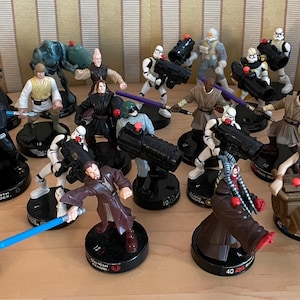 Peut inclure: Une collection de 20 figurines de personnages de Star Wars, chacune avec un design et une pose uniques. Les figurines sont en plastique et représentent des personnages de l'univers Star Wars, notamment Dark Vador, Yoda et Luke Skywalker. Les figurines sont toutes en bon état et seraient un excellent ajout à la collection de tout fan de Star Wars.