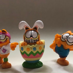 Vintage 1980s Era Garfield Figurines Set of 3 0 Gym Outfit Hawaiian Shirt and Easter Bunny in Egg - Scuffs/Scrapes SEE PHOTOS PVC 2&quot; Tall
