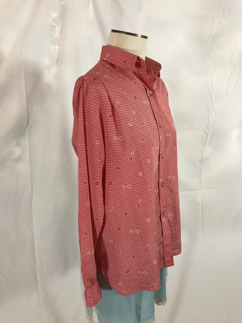 Size 12 1960s era Evan-Picone Lightweight Polyester Blouse with Narrow Pointed Collar Casual Sportswear