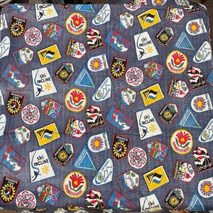 Tissu imprimé Ski Park Patch sur fond imitation jean - Un demi-mètre