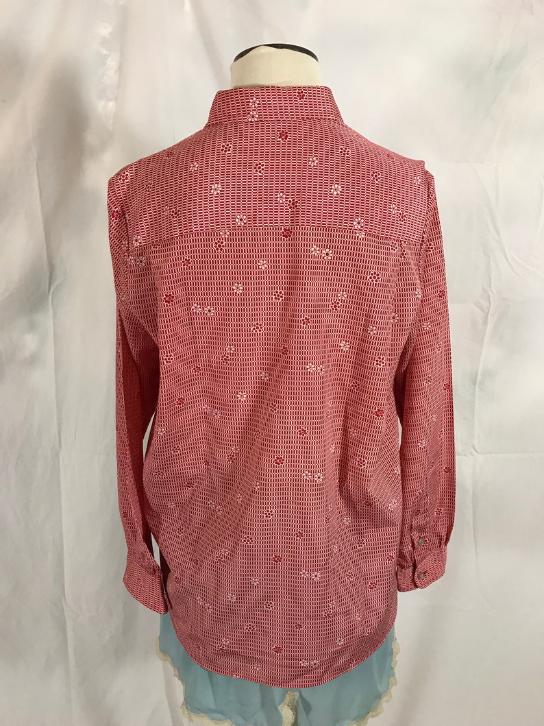 Size 12 1960s era Evan-Picone Lightweight Polyester Blouse with Narrow Pointed Collar Casual Sportswear