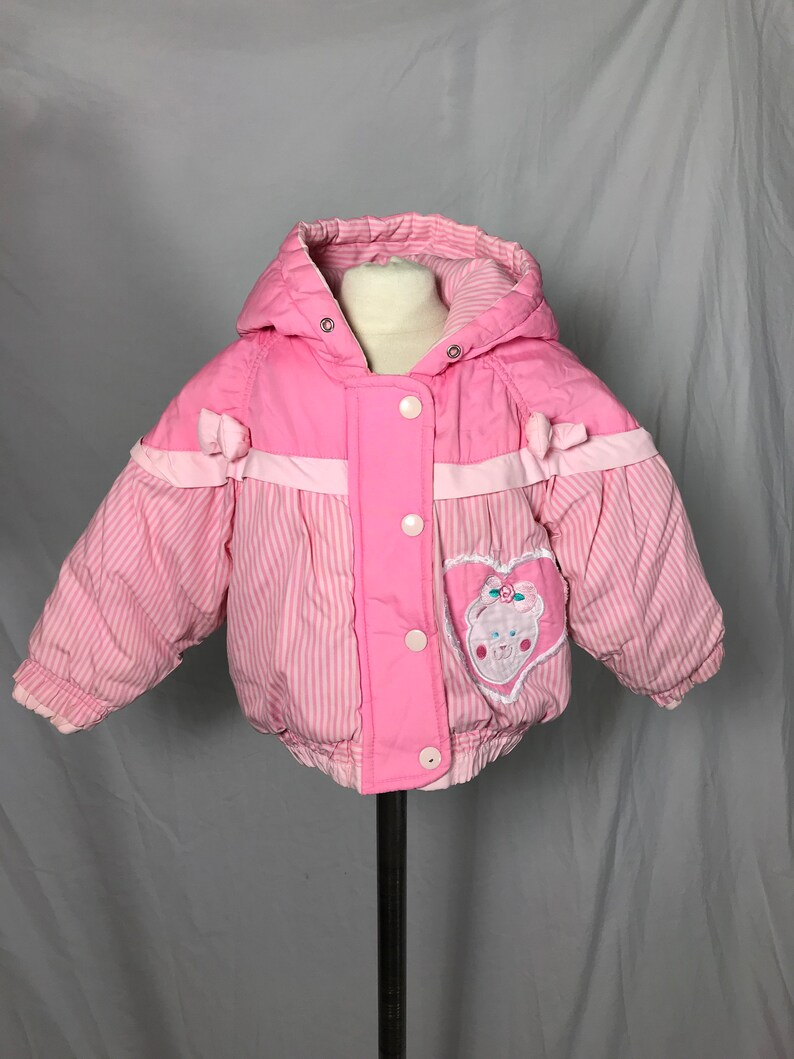 1980s Vintage London Fog Baby Girl/'s Pink Puffer Coat with Zipper and Snap Front Closure Bear Heart Applique Hood 18 Months