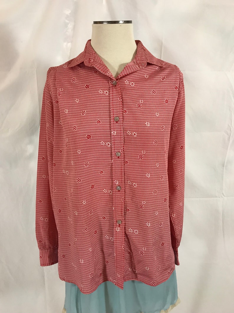 Size 12 1960s era Evan-Picone Lightweight Polyester Blouse with Narrow Pointed Collar Casual Sportswear
