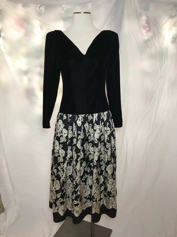 Vintage 1980s Era Maggy London Jeannene Booher Evening Dress Black Velvet V Neck Bodice Floral Print Silk Skirt Long Sleeves Maxi Size 8 - Etsy Vintage 1980s Era Maggy London Jeannene Booher Evening Dress Black Velvet V Neck Bodice Floral Print Silk Skirt Long Sleeves Maxi Size 8 - Etsy