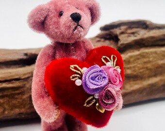 Vintage 1994 art bear with heart miniature jointed bear poseable plush handheld toy bear collectable pink art bear brooch pin