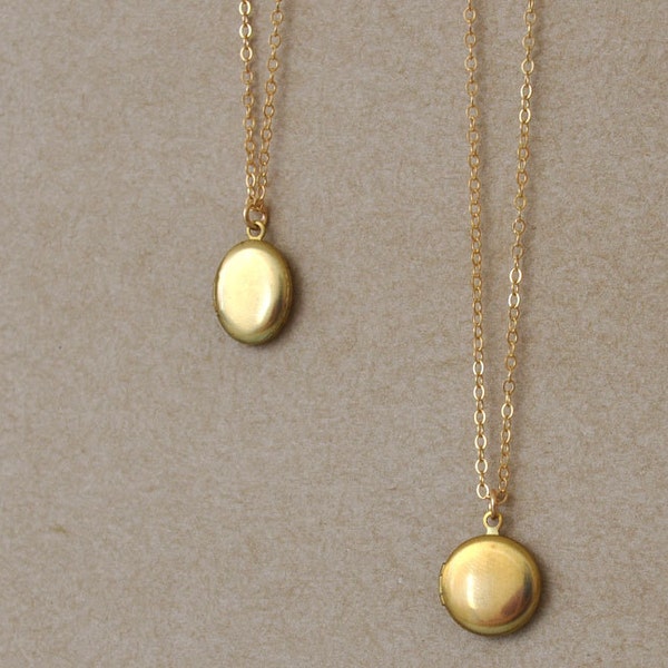 Minuscules médaillons vintage Collier minimaliste à porter au quotidien en or 14 carats avec de minuscules médaillons vintage en laiton brut