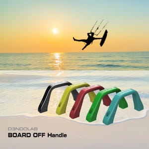 Könnte beinhalten: Fünf verschiedene farbige Griffe für ein Surfboard, in Schwarz, Gelb, Rot, Grün und Blau, auf einem Sandstrand mit einer Silhouette einer Person, die Kitesurfen betreibt, im Hintergrund. Der Text "D3NDOLAB BOARD OFF Handle" befindet sich am unteren Rand des Bildes.