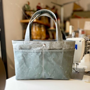 Bolsa de lona encerada cinza: Bolsa de uso diário feita à mão com bolsos.