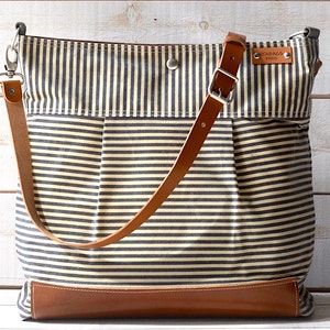 Grote gewaxte canvas tas met leren bodem en verstelbare riem IKABAGS