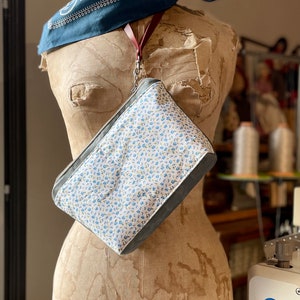 Bolsa con cremallera de lona encerada gris con flores AZULES, bolsa utilitaria, bolsa de viaje, bolsa de cosméticos, bolsa de pasaporte para guardar cosméticos, regalo para viajeros