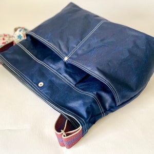 Vegan Diaper bag, STOCKHOLM Blue Sapphire Crossbody daily bag in 15 colors IKABAGS 3 WAY imagem 3
