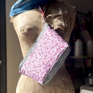 Bolsa con cremallera de lona encerada gris con flores ROJAS, bolsa de viaje, bolsa utilitaria, bolsa de cosméticos, bolsa de pasaporte para guardar cosméticos, regalo para viajeros