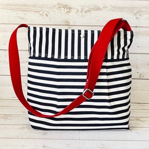 Geometrische Weekendertasche, Wickeltasche navy-white von IKABAGS