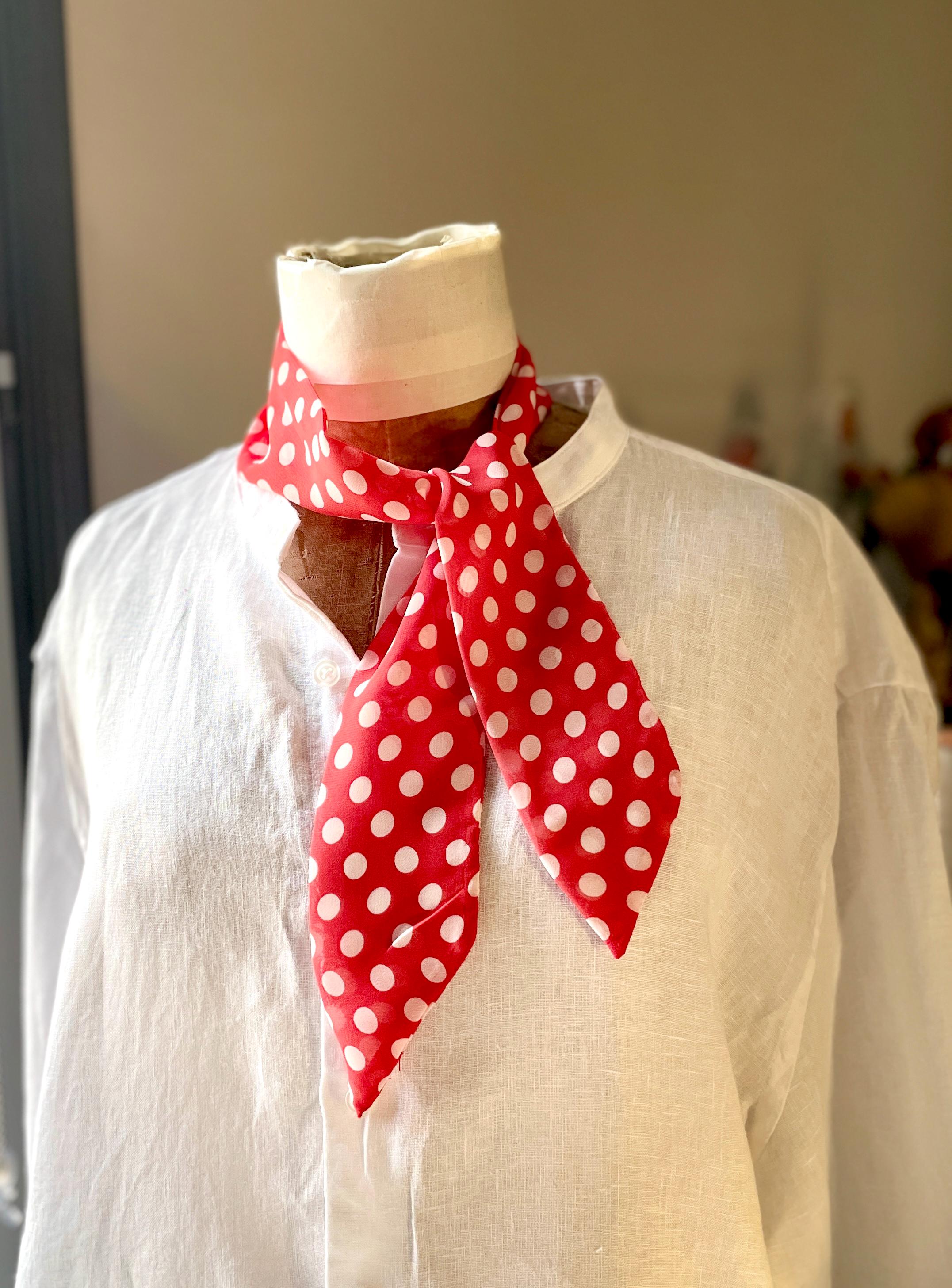 トップス BEEDEN DOTS SCARF NECK TOPS Scarf Top Dotted | NA-KD