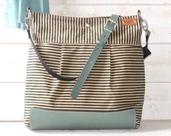 Grand sac à couches en toile cirée avec fond en cuir vert et sangle réglable en cuir IKABAGS 2 WAY