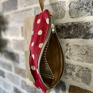 Bolsa de pulso com zíper de linho natural reciclado, bolsa tipo envelope, bolsa sustentável, bolsa de cosméticos com bolinhas, bolsa vegana, presente para ela, presente para a mãe