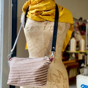 Bolso de mano Traveller PLUM de lona encerada a rayas color crudo con correa cruzada y cierre de cremallera, bolso de viaje, bolso utilitario, regalo para viajeros, regalo para esposa