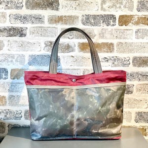 LISTO PARA ENVIAR Bolso tote mediano de lona encerada burdeos con bolsillos de camuflaje, bolso de mano diario, regalo para mamá, regalo para ella, regalo para la mejor amiga Ikabags