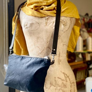 Bolso de lona encerada negra para viajeros con correa cruzada, bolsa con cremallera, bolsa de viaje, bolsa multiusos, bolsa de cambio, regalo para viajeros, regalo para esposa
