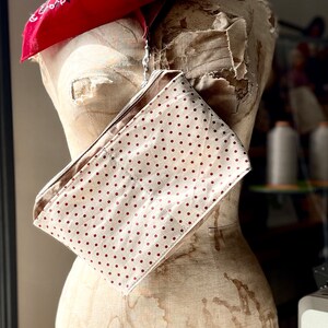 Bolsa con cremallera de lona encerada marrón tostado RED POLKA, bolsa utilitaria, bolsa de viaje, bolsa de cosméticos, bolsa de pasaporte para guardar cosméticos, regalo para viajeros