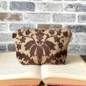 Estuche vintage marrón con cremallera y diseño de tapiz, ideal para viajes, pasaporte, organizador de bolsos y baño IKABAGS