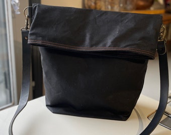 Black Crossbody Fold Top bag , Daily Shoulder bag , Unisex Travel bag with leather strap, Waxed Canvas Messenger,Waxed Canvas Shoulder Bag