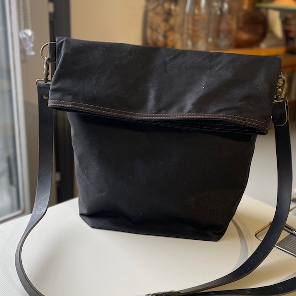 Black Crossbody Fold Top bag , Daily Shoulder bag , Unisex Travel bag with leather strap, Waxed Canvas Messenger,Waxed Canvas Shoulder Bag