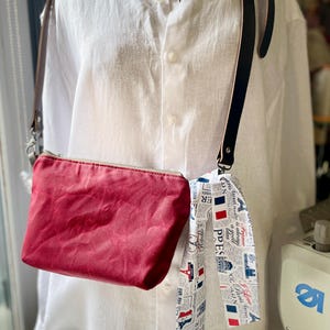 Bolso de lona encerado rojo para viajeros con correa cruzada, bolsa con cremallera, bolsa de viaje, bolsa multiusos, bolsa de cambio, regalo para viajeros, regalo para esposa