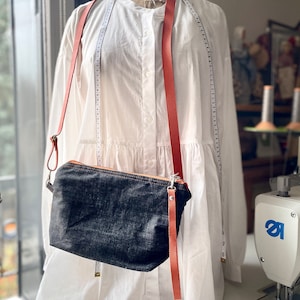 Bolso bandolera de mezclilla negra con cremallera naranja, neceser, neceser de viaje, neceser multiusos, regalo para viajero, regalo para esposa