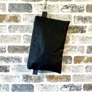 Grande bolsa tiracolo de couro e lona encerada em preto, bolsa minimalista para o dia a dia, bolsa de mão, bolsa grande com zíper, presente para viajantes