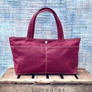 LISTO PARA ENVIAR Bolso mediano de lona encerada burdeos, bolso de mano diario, regalo para mamá, regalo para ella, regalo para mejor amiga Ikabags 2 vías
