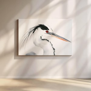 Puede incluir: Pintura a la acuarela de una garza en tonos grises, negros y blancos. El ave tiene un pico largo y puntiagudo con una punta naranja y ojos rojos brillantes. Las plumas de la garza están detalladas con delicadas pinceladas, creando un efecto artístico suave.