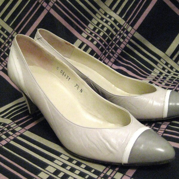 1980s Gray Heels / Spectator Kitten Heels  / Size 7.5