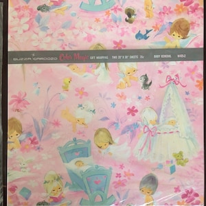 Könnte beinhalten: Rosa Geschenkpapier mit Baby-Motiven, das Illustrationen von cherubischen Babys, Blumen und Babybetten zeigt. Das Papier trägt den Text "BUZZA/CARDOZO Color Magic GIFT WRAPPING TWO 50.8cm X 76.2cm SHEETS 35¢ BABY GENERAL W405-2".