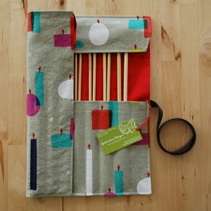 ストレート編み針ケース / オーガナイザー / ホルダー - カラフルなキャンドル生地と赤い裏地 - 編み物収納