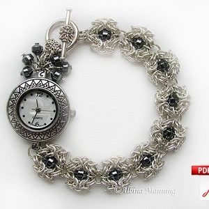 Peut inclure: Bracelet-montre argenté avec un cadran blanc et des détails noirs. Le bracelet est composé de maillons floraux interconnectés, chacun avec une perle noire au centre. Un groupe de perles noires et un fermoir à bascule décoratif complètent le design.