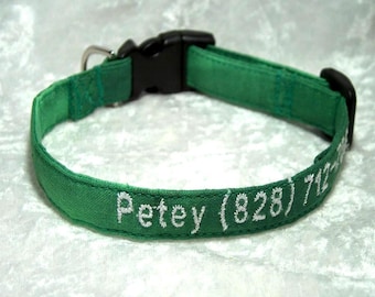 Può includere: Un collare verde per cani con fibbia in plastica nera e anello a D in metallo argentato. Il collare è ricamato con il nome "Petey" e un numero di telefono in filo bianco.