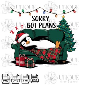 Pode incluir: Ilustração de um pinguim com um gorro de Natal a dormir num sofá verde com uma manta xadrez vermelha e verde. O texto "SORRY, GOT PLANS" está por cima, com uma árvore de Natal e presentes.