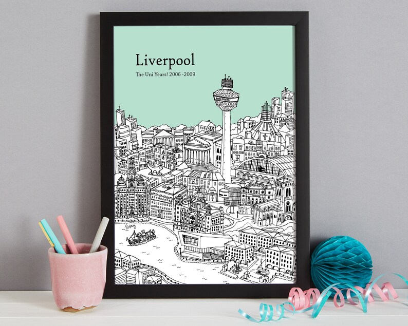Op de afbeelding: Zwart-witte lijntekening van de skyline van Liverpool, inclusief het Liver Building, het Royal Liver Building en de Radio City Tower. De tekening is op een lichtgroene achtergrond met de tekst "Liverpool" en "The Uni Years! 2006-2009" onder de afbeelding.