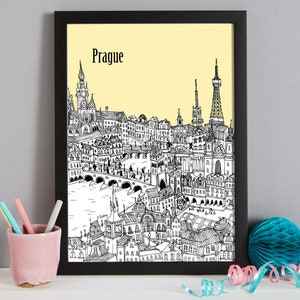 Op de afbeelding: Een zwart ingelijst print met een gele achtergrond en een zwart-witte illustratie van de skyline van Praag. De tekst "Praag" staat bovenaan de print.