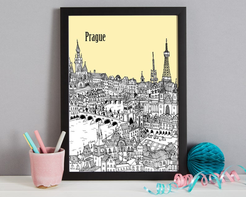 Op de afbeelding: Een zwart ingelijst print met een gele achtergrond en een zwart-witte illustratie van de skyline van Praag. De tekst "Praag" staat bovenaan de print.