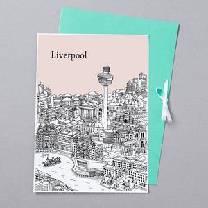 Op de afbeelding: Een zwart-witte lijntekening van de skyline van Liverpool, met daarop het Liver Building, het Royal Liver Building en de Radio City Tower. De tekening is op een roze achtergrond met het woord "Liverpool" in zwarte tekst bovenaan.
