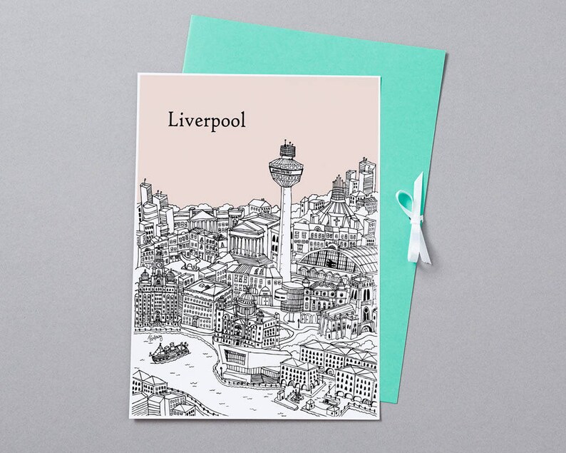 Op de afbeelding: Een zwart-witte lijntekening van de skyline van Liverpool, met daarop het Liver Building, het Royal Liver Building en de Radio City Tower. De tekening is op een roze achtergrond met het woord "Liverpool" in zwarte tekst bovenaan.
