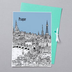 Op de afbeelding: Een zwart-witte lijntekening van de skyline van Praag, inclusief de Karelsbrug, het Oude Stadsplein en het Praagse Kasteel. De tekening is op een lichtblauwe achtergrond met het woord "Praag" in zwarte tekst bovenaan.
