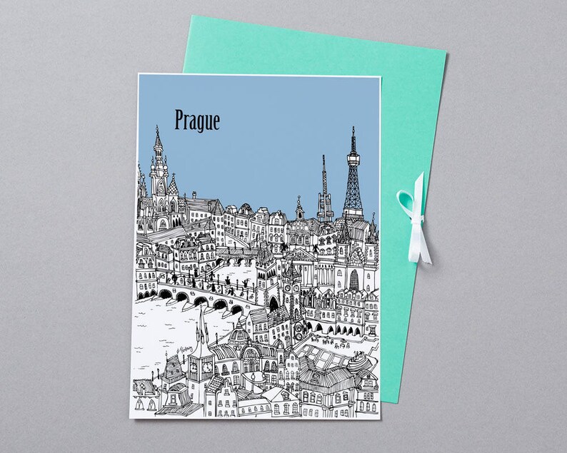 Op de afbeelding: Een zwart-witte lijntekening van de skyline van Praag, inclusief de Karelsbrug, het Oude Stadsplein en het Praagse Kasteel. De tekening is op een lichtblauwe achtergrond met het woord "Praag" in zwarte tekst bovenaan.